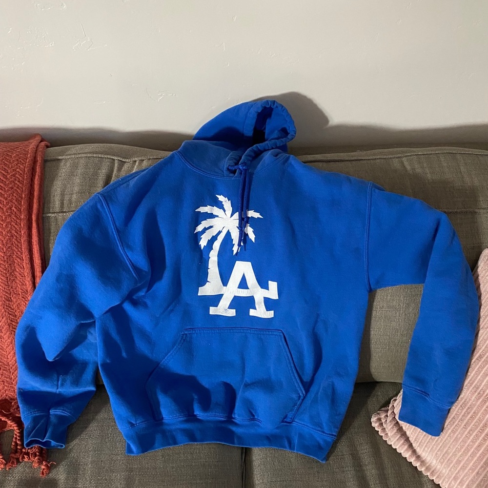 cute royal blue LA palm tree sweatshirt! 💙🌴